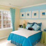 голубые шторы в спальне