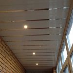 Оформление потолка алюминиевыми панелями