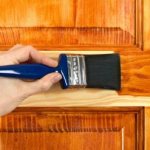 Окрашивание дверной деревянной поверхности натуральным древесным оттенком краски
